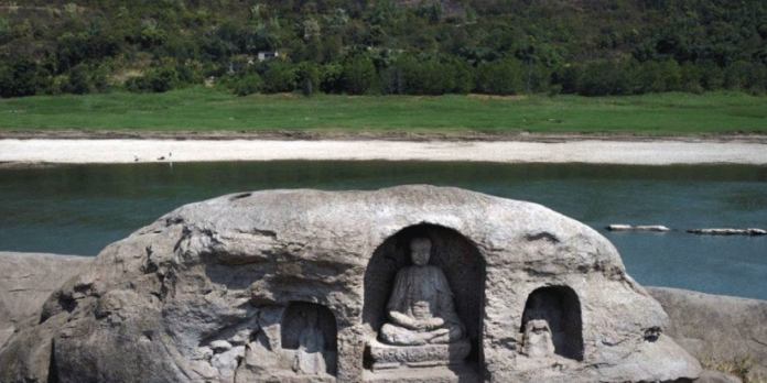 Buddha Statues - නියඟය නිසා සිඳුණු ගඟකින් බුදු පිළිම මතුවේ